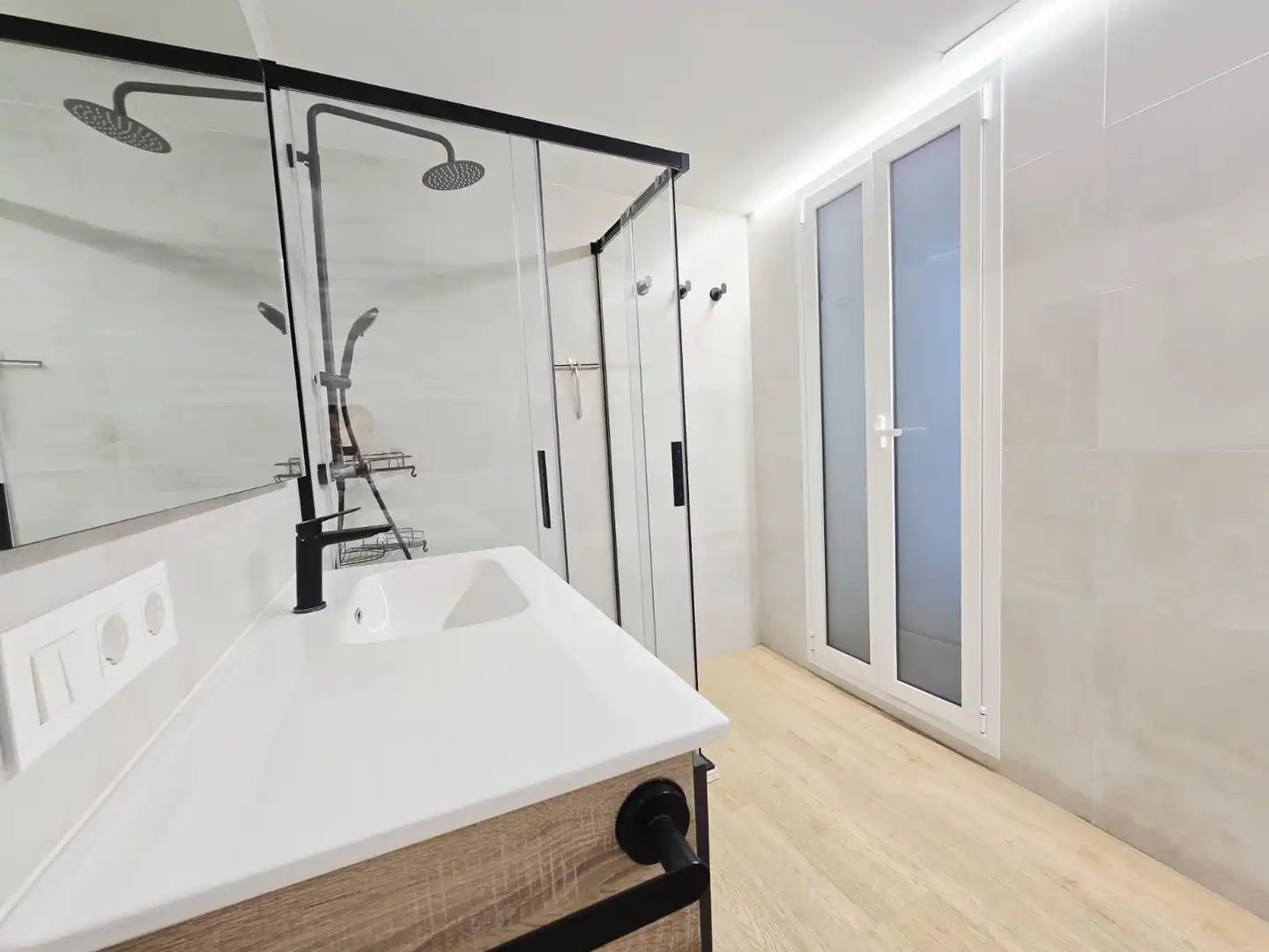 Bathroom of Flat for rent in Valencia  with Parquet flooring and Terrace