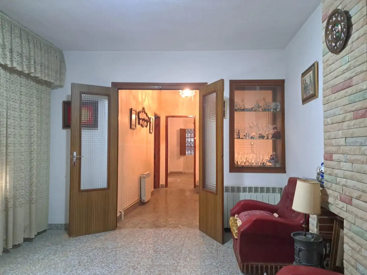 Einfamilien-Reihenhaus zum Verkauf in Requena mit Terrasse, Abstellraum und Balkon