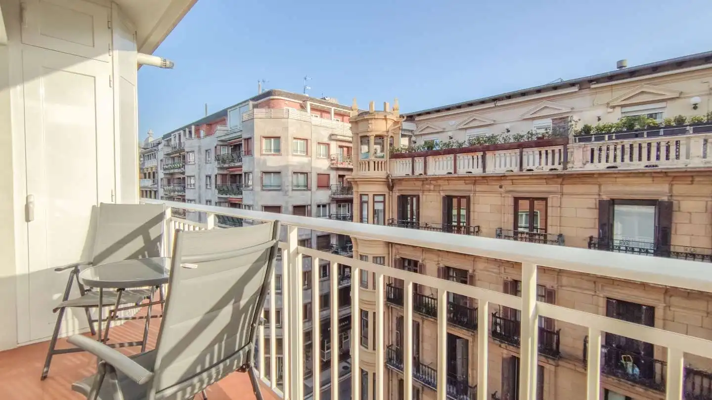 Terrassa de Pis en venda en Donostia - San Sebastián  amb Calefacció, Moblat i Balcó
