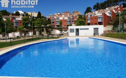 Piscina de Casa adosada en venda en Sant Esteve Sesrovires amb Aire condicionat, Jardí privat i Terrassa