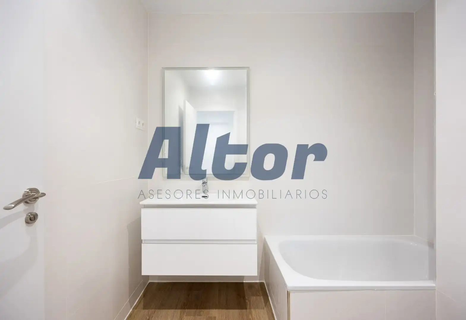 Bathroom of Flat for sale in Madrid  with Air Conditioner and Heating