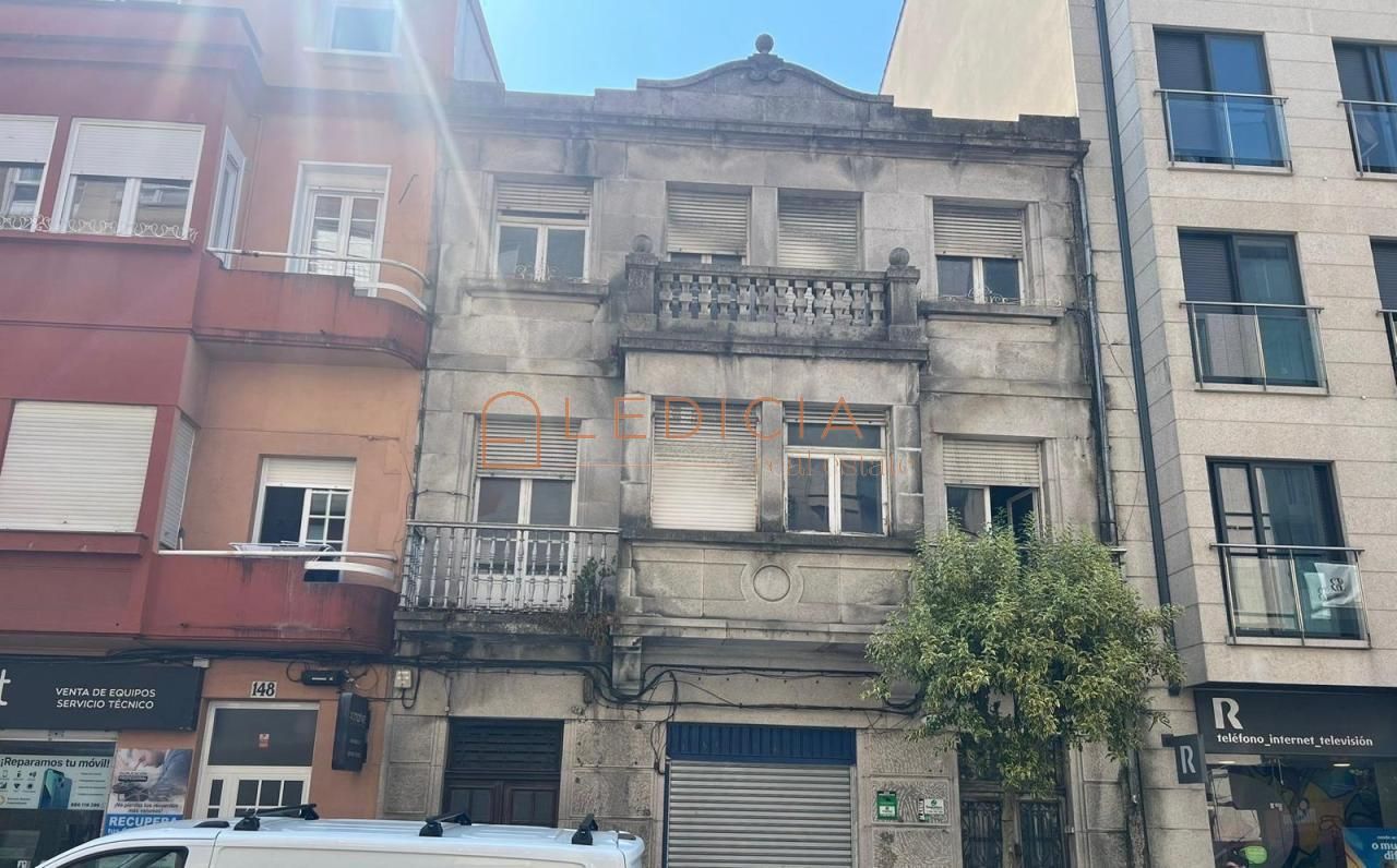 Vista exterior de Edifici en venda en Vigo 