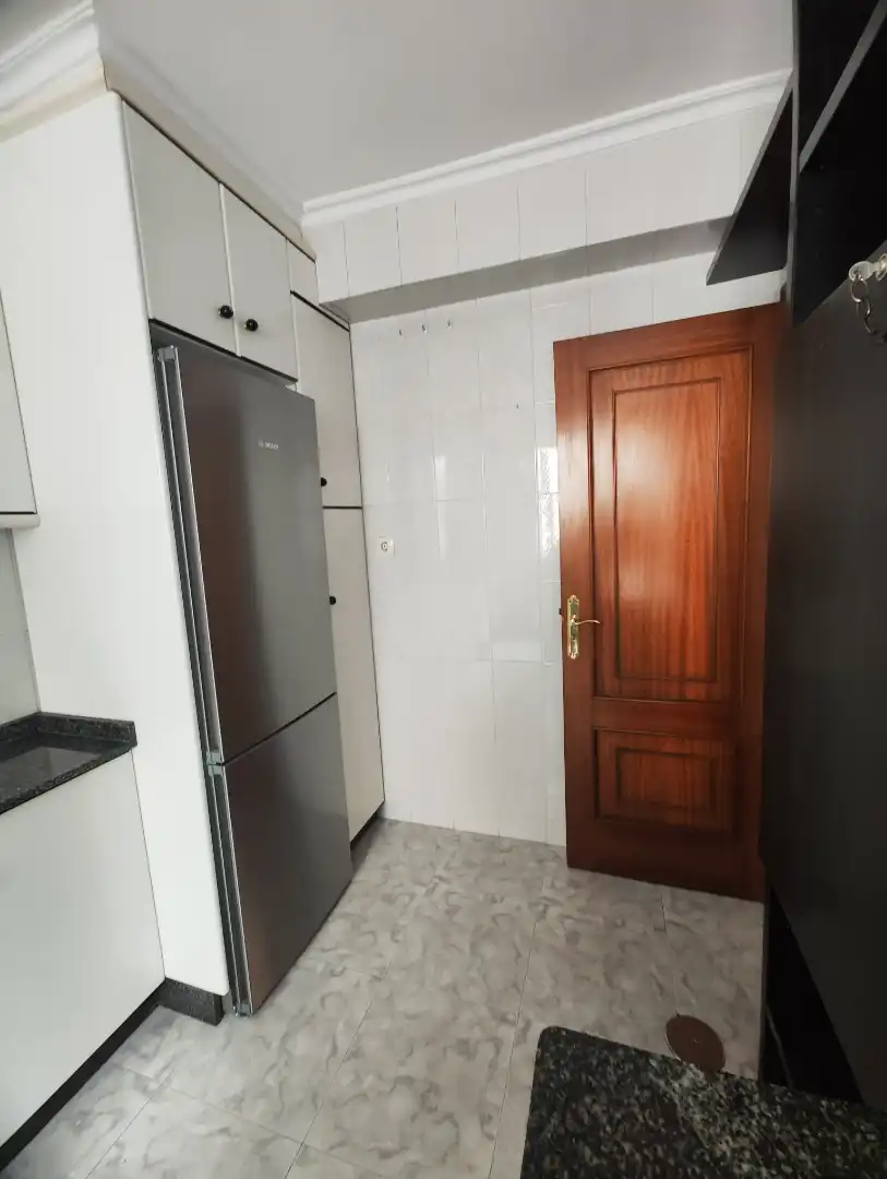 Cocina de Piso de alquiler en Santiago de Compostela  con Calefacción, Parquet y Horno