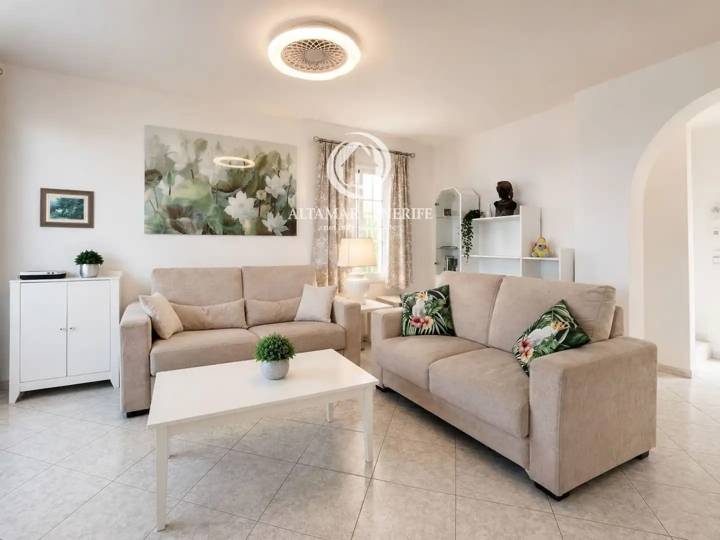 Sala d'estar de Casa adosada en venda en Adeje amb Aire condicionat, Terrassa i Piscina