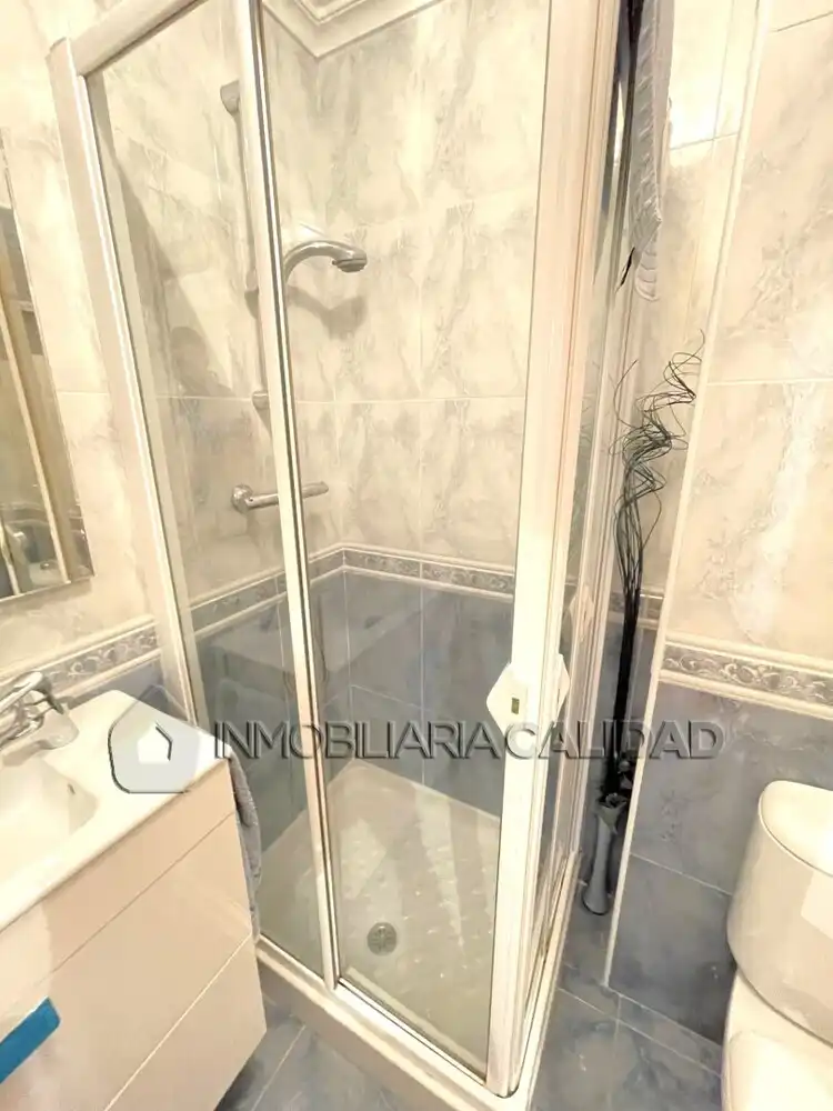 Baño de Piso de alquiler en Burgos con Calefacción, Terraza y Amueblado