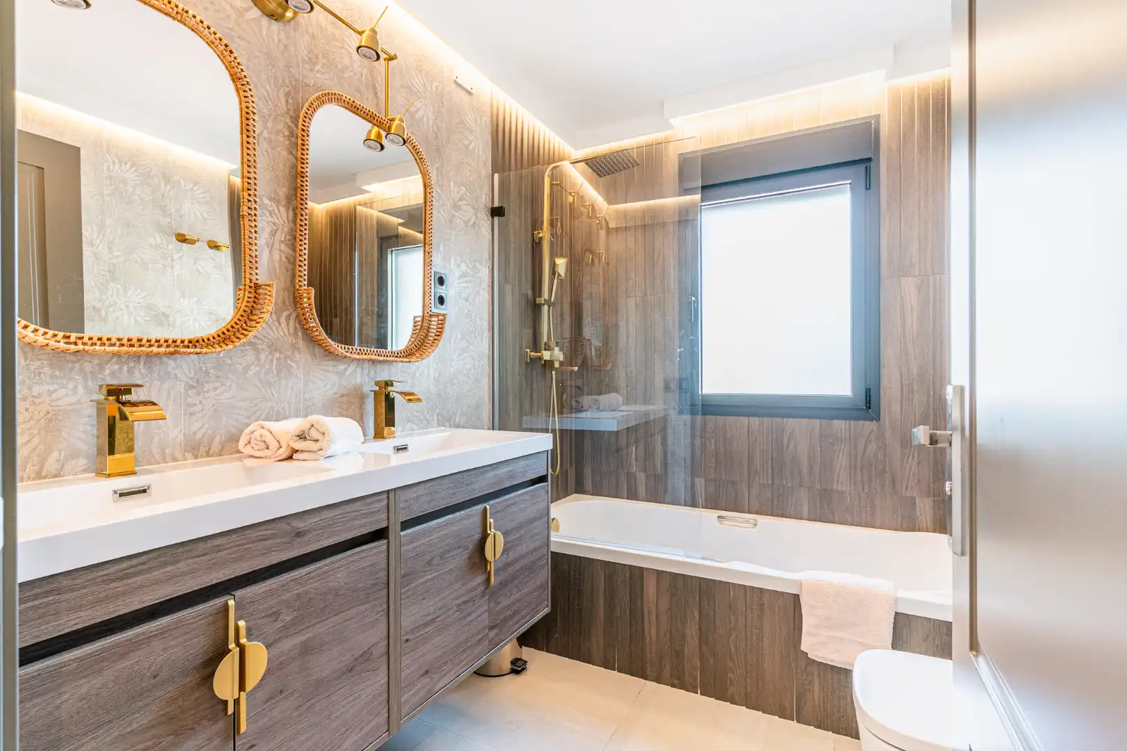 Bathroom of Houses for sale in Majadahonda  with Air Conditioner, Heating and Private garden