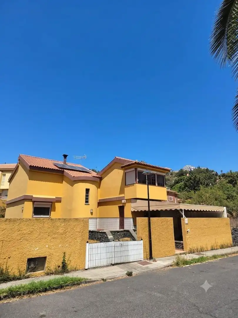 Vista exterior de Casa o xalet en venda en Santa Brígida amb Jardí privat, Terrassa i Traster