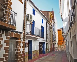 Vista exterior de Casa adosada en venda en Ariño amb Aire condicionat, Terrassa i Moblat