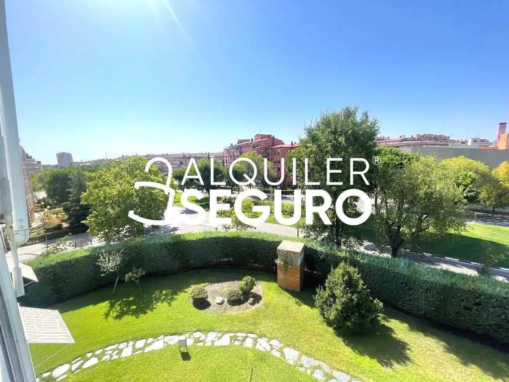 Vista exterior de Piso de alquiler en Madrid con Calefacción y Piscina