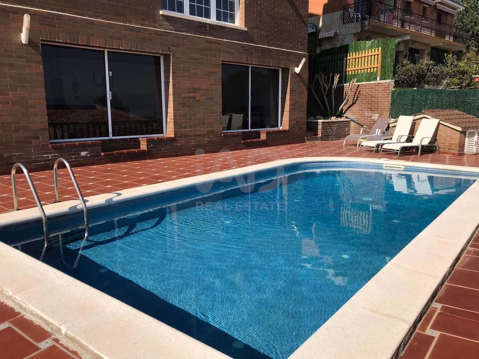 Piscina de Casa o xalet en venda en Sant Boi de Llobregat amb Aire condicionat, Calefacció i Terrassa