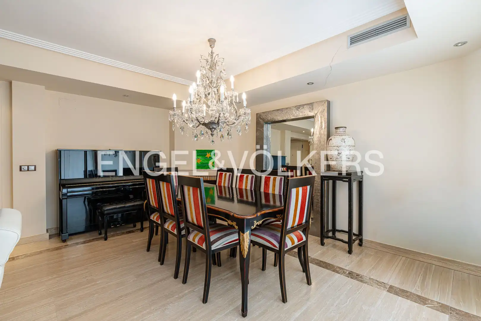 Comedor de Casa adosada en venta en Las Rozas de Madrid con Aire acondicionado, Calefacción y Jardín privado