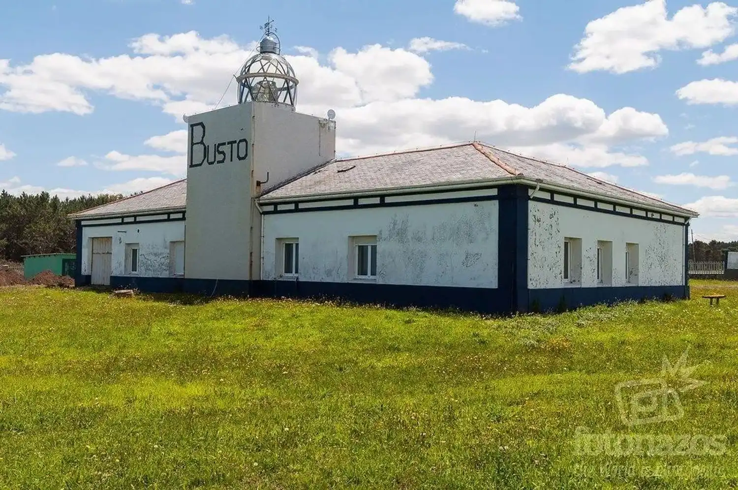 Vista exterior de Casa o xalet en venda en Valdés - Luarca amb Terrassa i Piscina