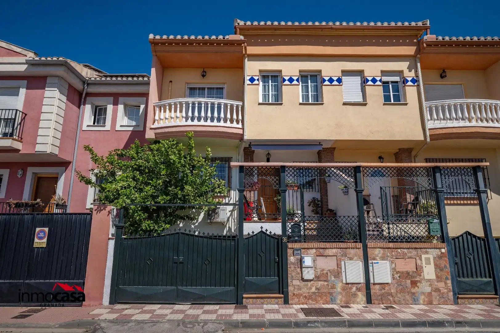 Vista exterior de Casa adosada en venda en Armilla amb Aire condicionat, Calefacció i Jardí privat
