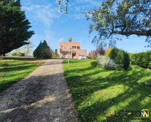 Vista exterior de Casa o xalet en venda en Alberite amb Aire condicionat, Calefacció i Jardí privat