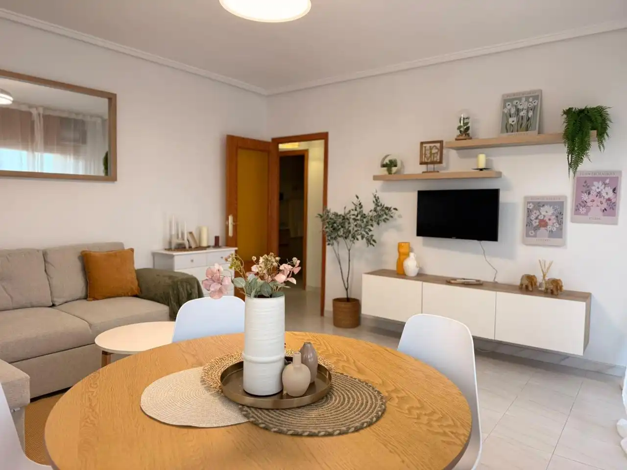 Sala d'estar de Pis de lloguer en Torrevieja amb Aire condicionat, Terrassa i Moblat