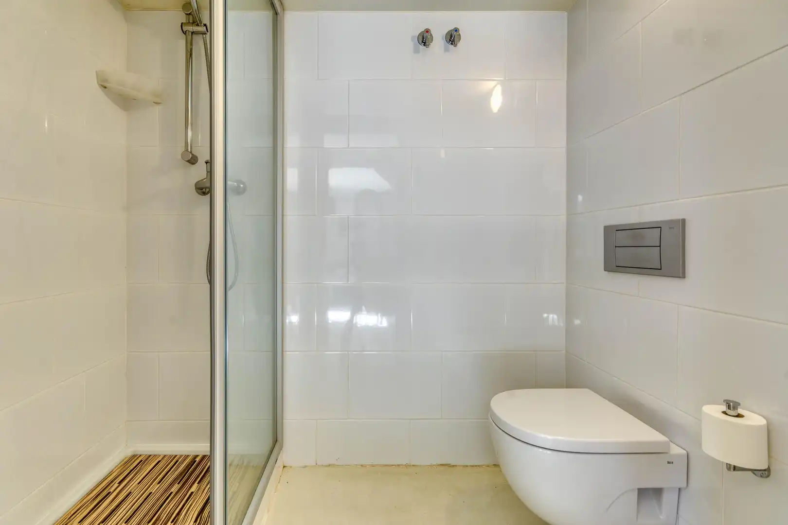 Baño de Finca rústica en venta en Boadella i les Escaules con Calefacción, Jardín privado y Terraza