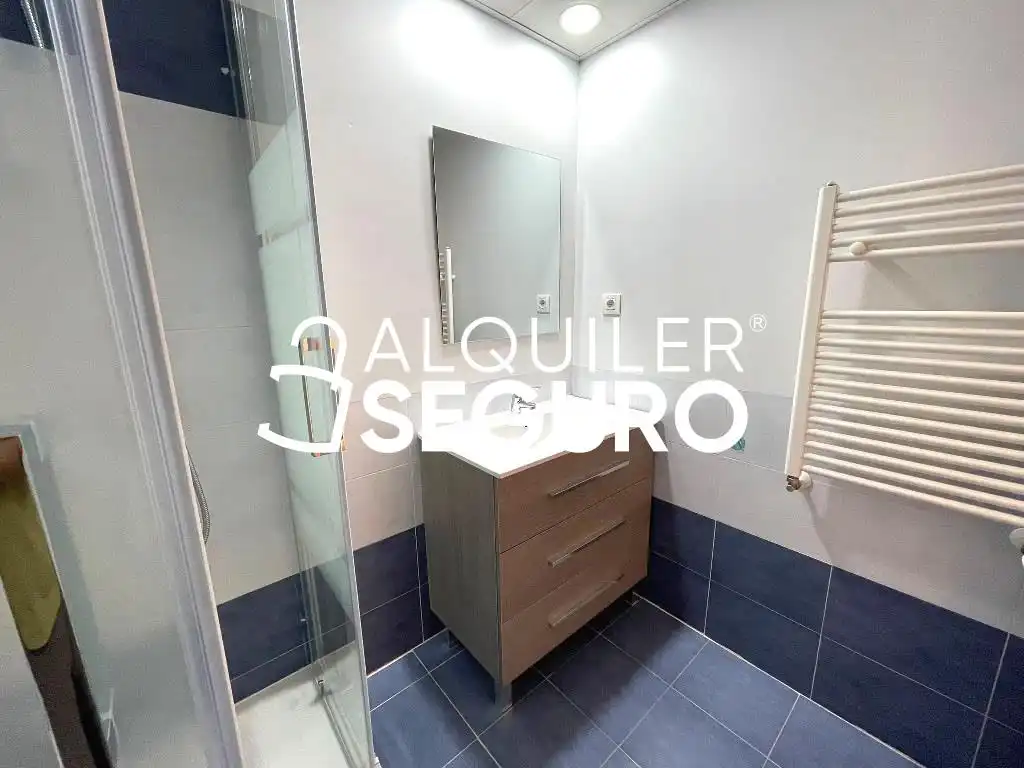 Baño de Piso de alquiler en Madrid con Aire acondicionado, Calefacción y Trastero