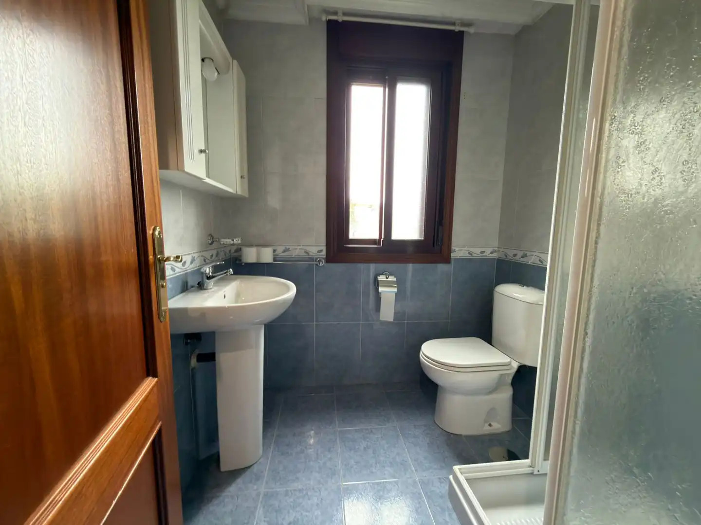 Baño de Piso en venta en Pontevedra Capital  con Calefacción, Parquet y Trastero