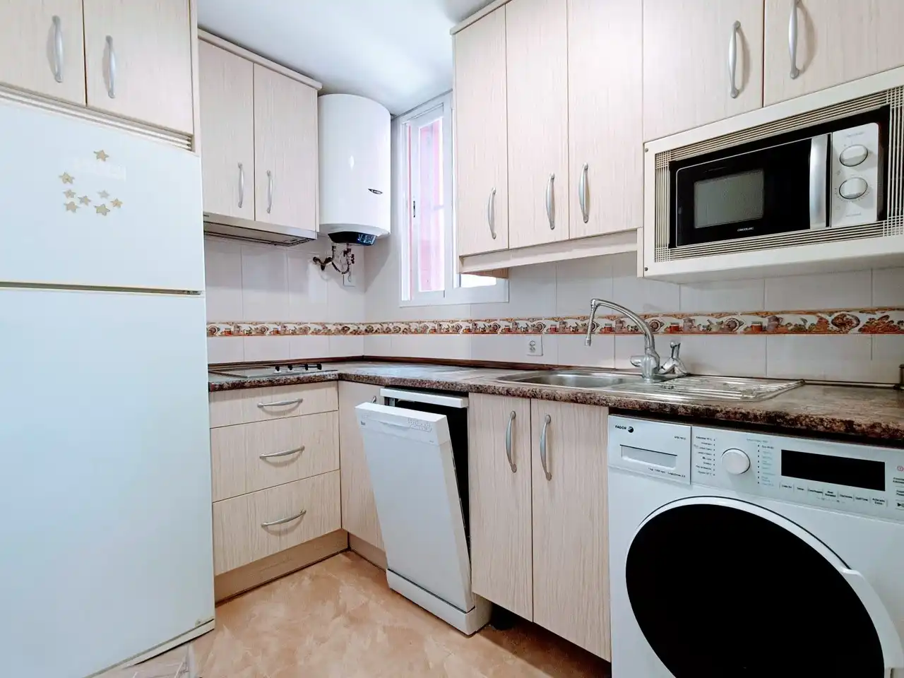 Cocina de Piso de alquiler en Madrid con Terraza y Microondas