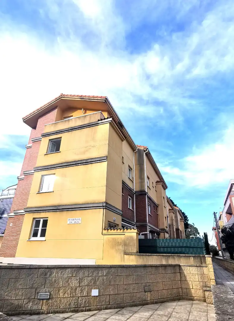 Vista exterior de Ático en venta en Castro-Urdiales con Calefacción, Terraza y Trastero