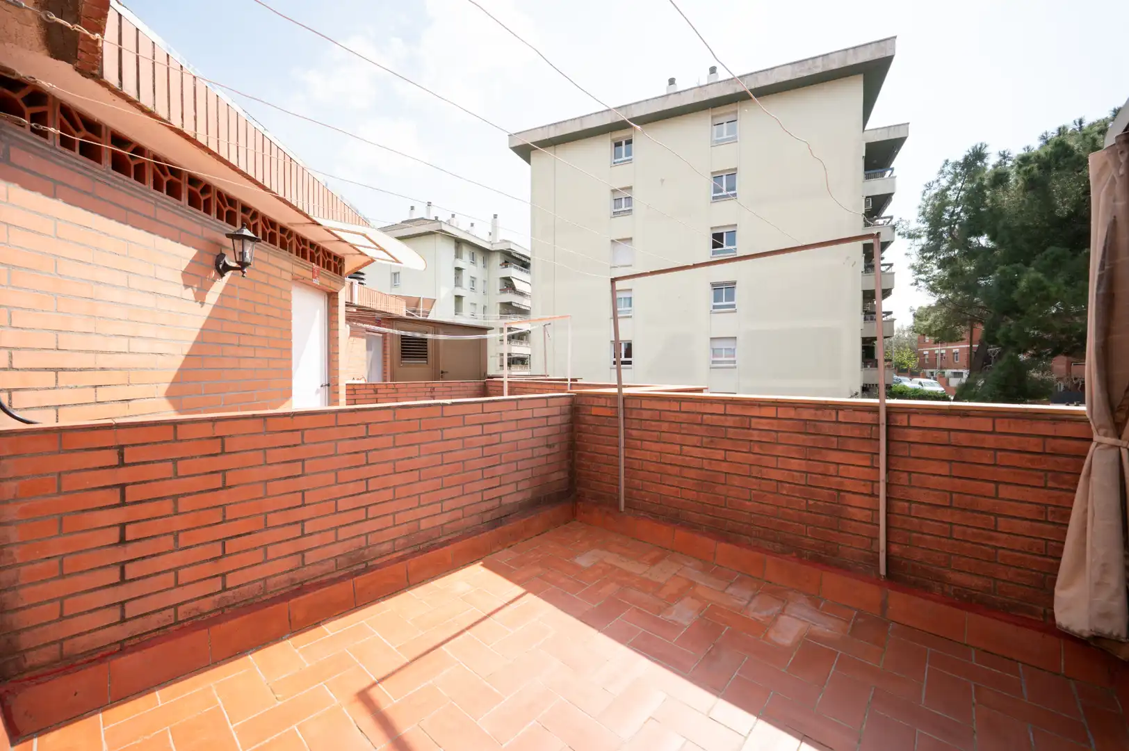 Terrasse von Einfamilien-Reihenhaus zum Verkauf in Sant Cugat del Vallès mit Klimaanlage, Heizung und Privatgarten