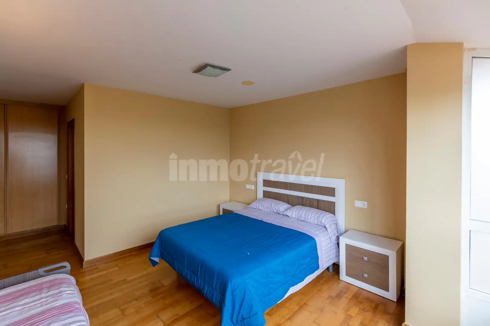 Schlafzimmer von Haus oder Chalet zum Verkauf in Sanxenxo mit Heizung, Privatgarten und Parkett
