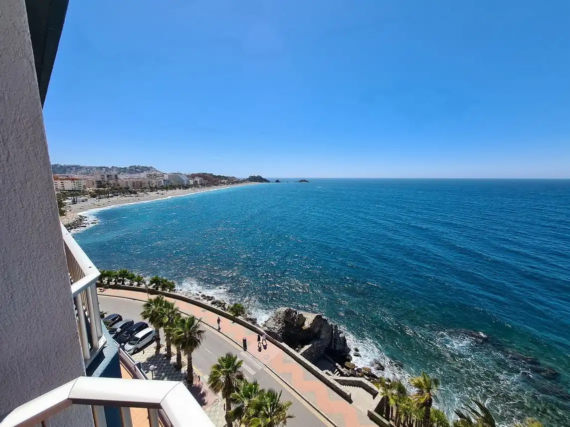 Vista exterior de Piso de alquiler en Almuñécar con Aire acondicionado, Terraza y Piscina