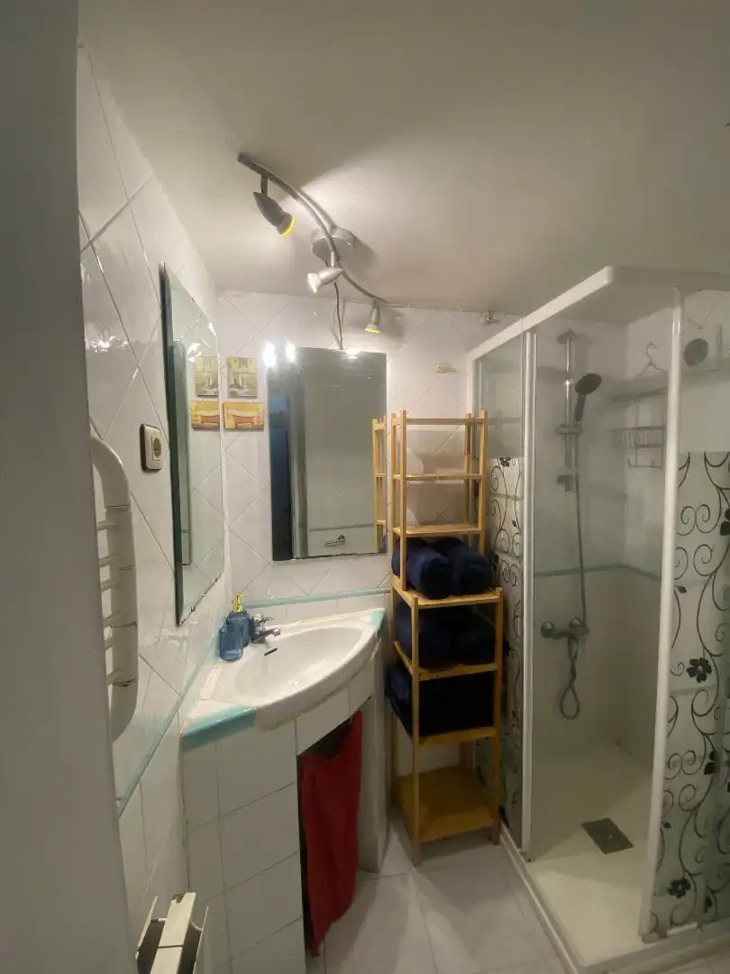 Badezimmer von Dachboden zur Miete in Madrid mit Klimaanlage, Heizung und Möbliert