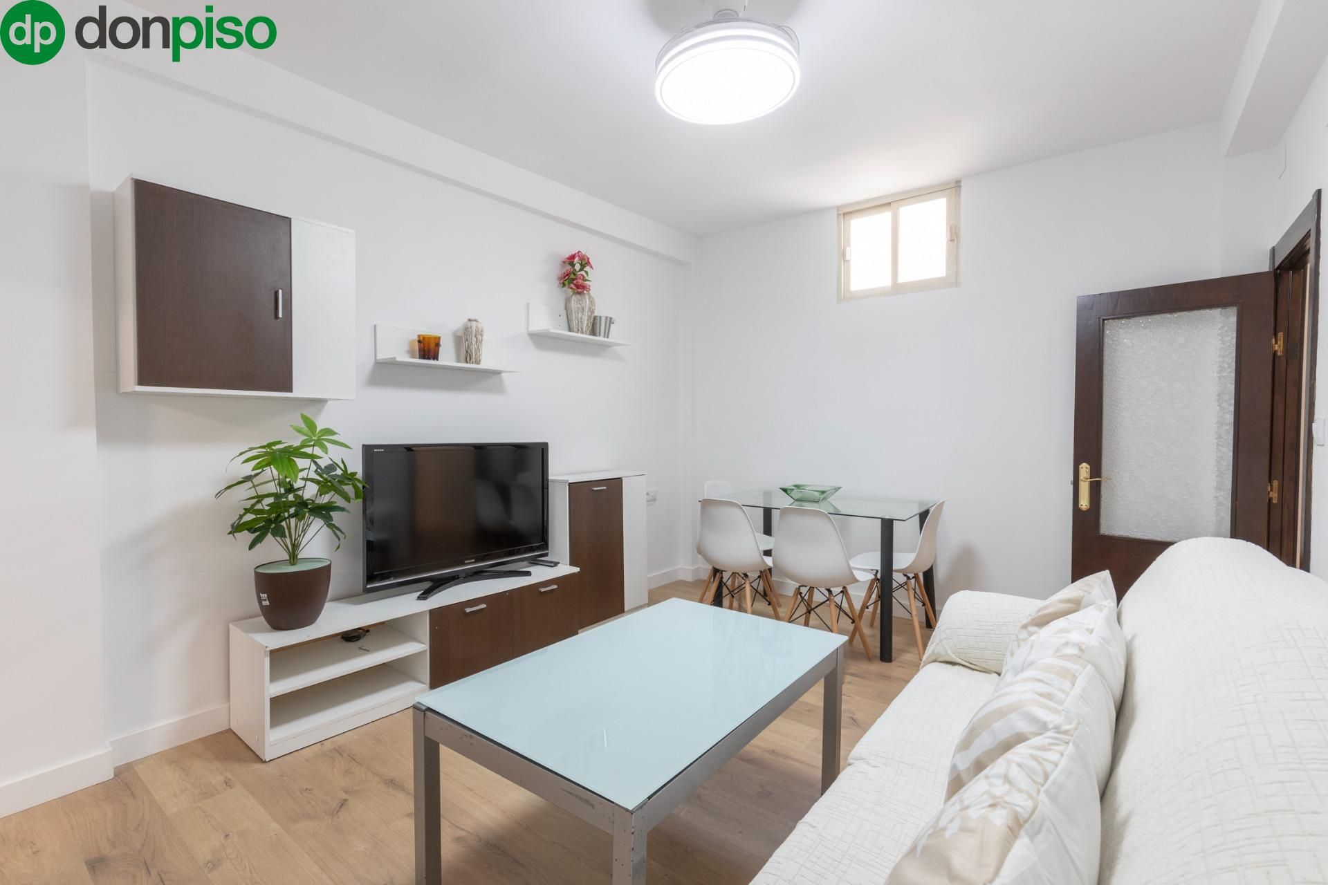 Living room of Flat for sale in  Granada Capital
