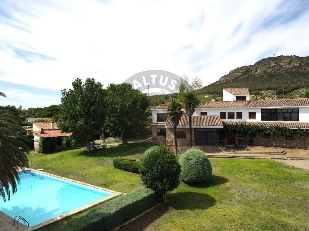 Vista exterior de Casa o xalet en venda en Sierra de Fuentes amb Aire condicionat