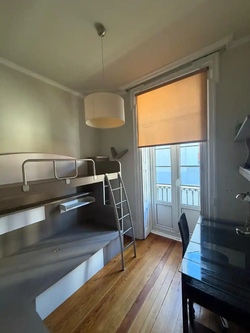 Schlafzimmer von Wohnung zur Miete in Vigo  mit Heizung, Parkett und Möbliert