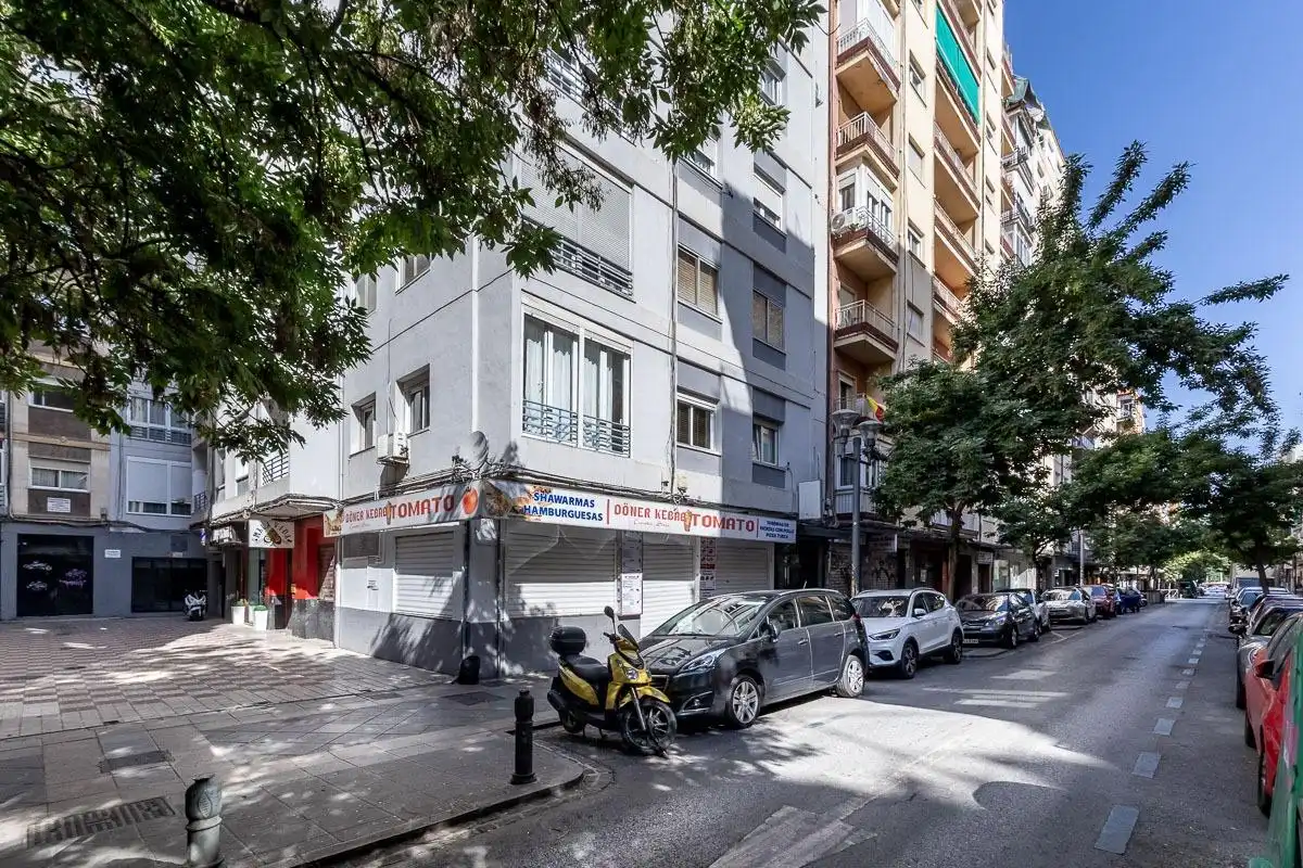 Vista exterior de Pis en venda en Granada amb Calefacció, Traster i Balcó