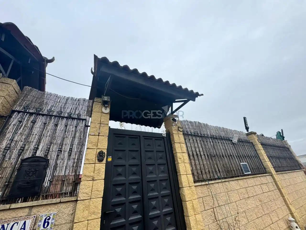 Vista exterior de Casa o chalet en venta en Onzonilla con Calefacción y Jardín privado