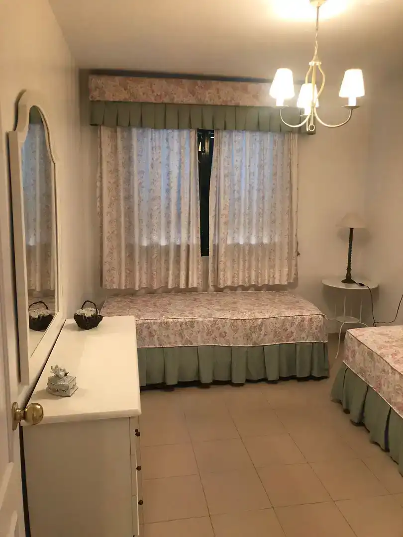 Dormitori de Casa adosada de lloguer en Rota amb Aire condicionat, Jardí privat i Piscina