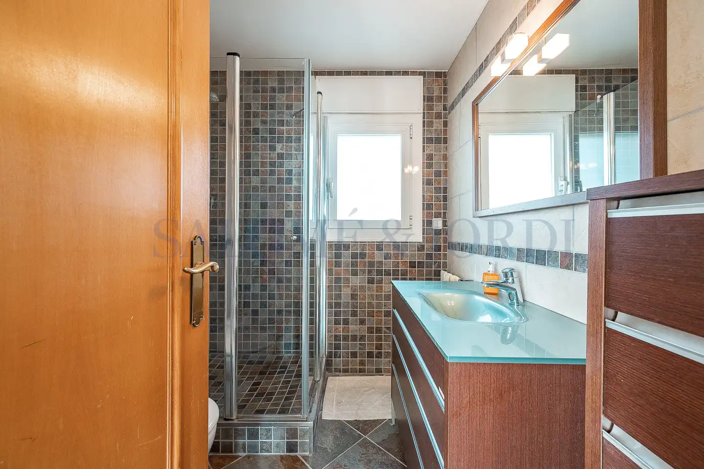 Badezimmer von Einfamilien-Reihenhaus zum Verkauf in Sant Andreu de Llavaneres mit Heizung, Privatgarten und Parkett