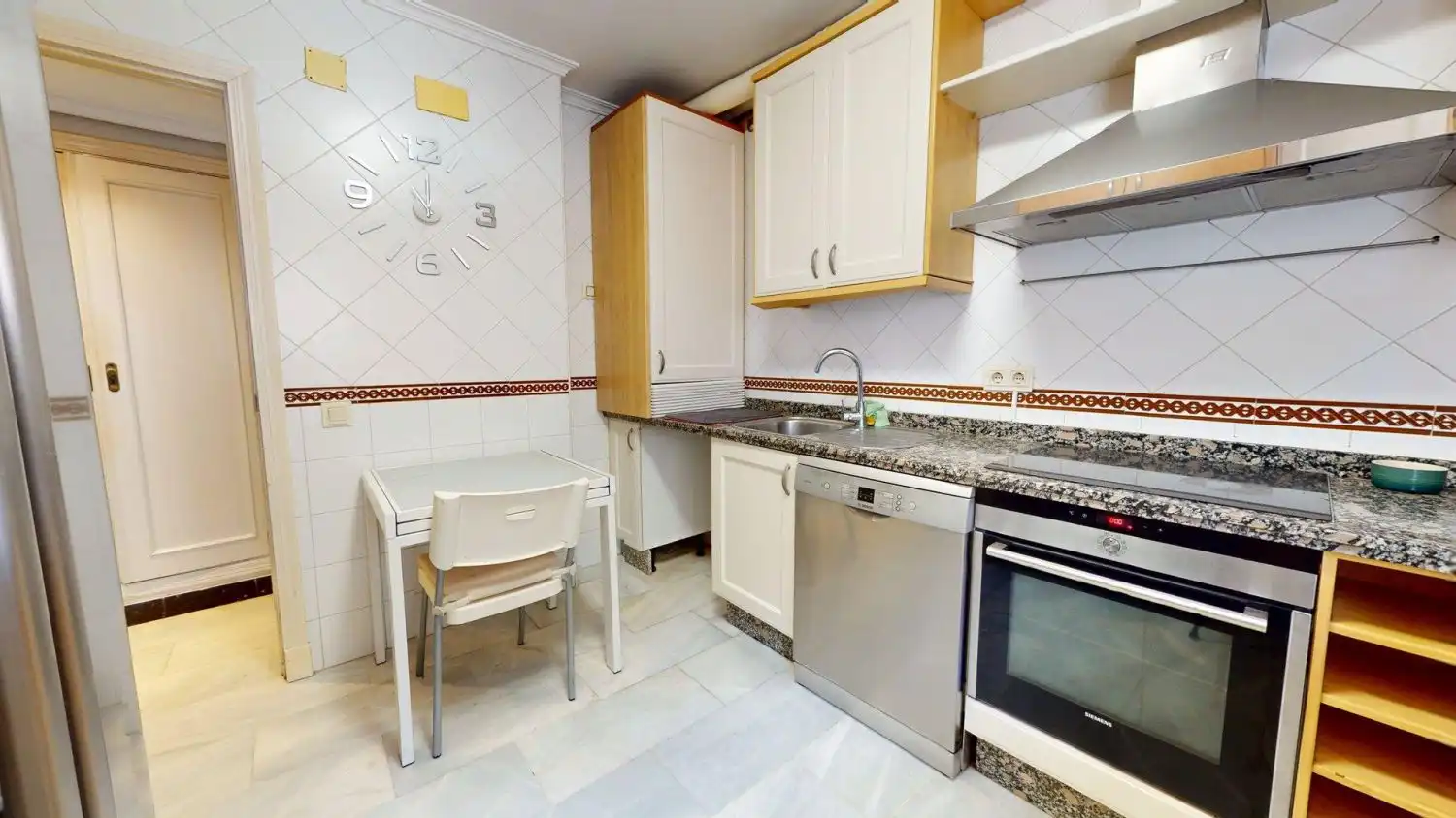 Küche von Wohnung zum Verkauf in San Juan de Aznalfarache mit Klimaanlage, Heizung und Abstellraum