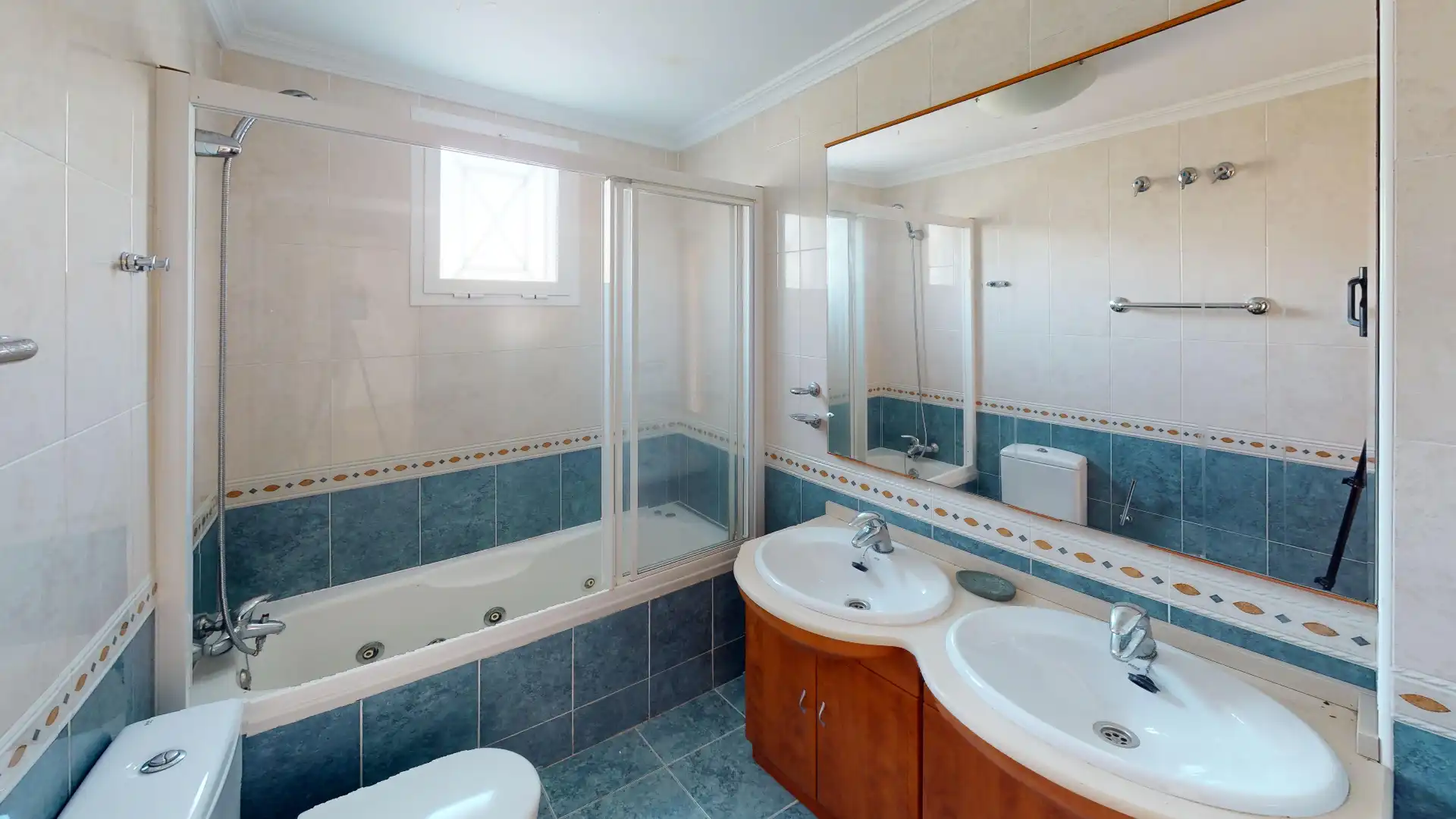 Bathroom of Flat for sale in Torrevieja  with Air Conditioner, Terrace and Community pool