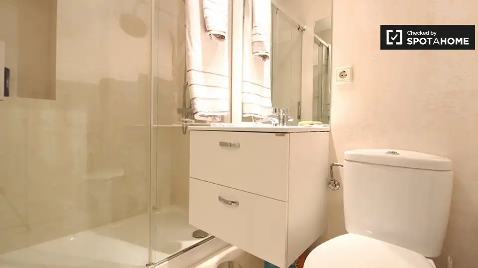 Bathroom of Flat for share in Madrid  with Air Conditioner, Terrace and Furnished