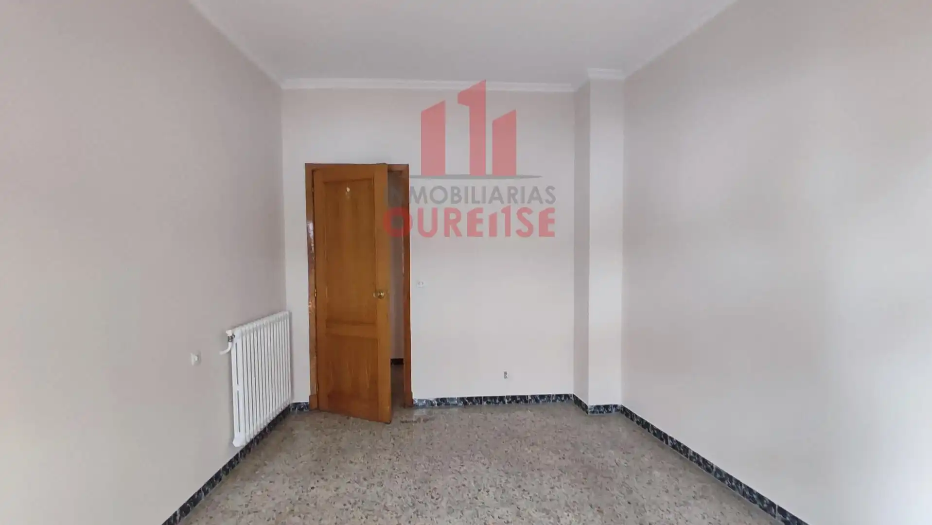 Dormitori de Pis de lloguer en Ourense Capital  amb Calefacció, Moblat i Balcó