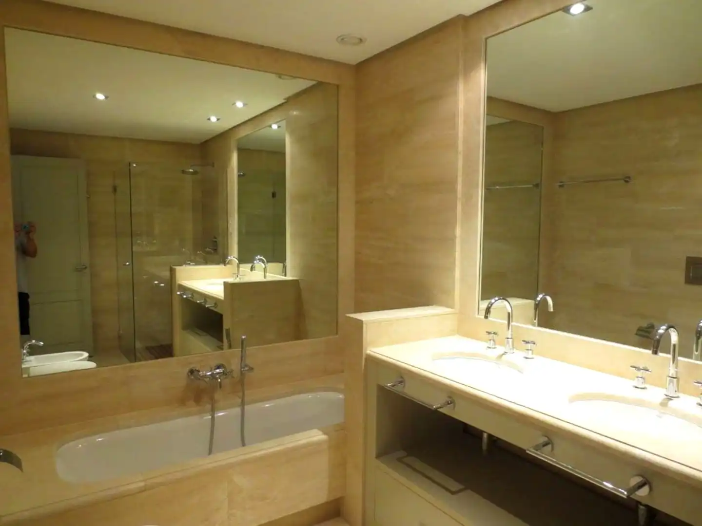Bathroom of Ground floor for rent in Madrid  with Air Conditioner, Heating and Private garden