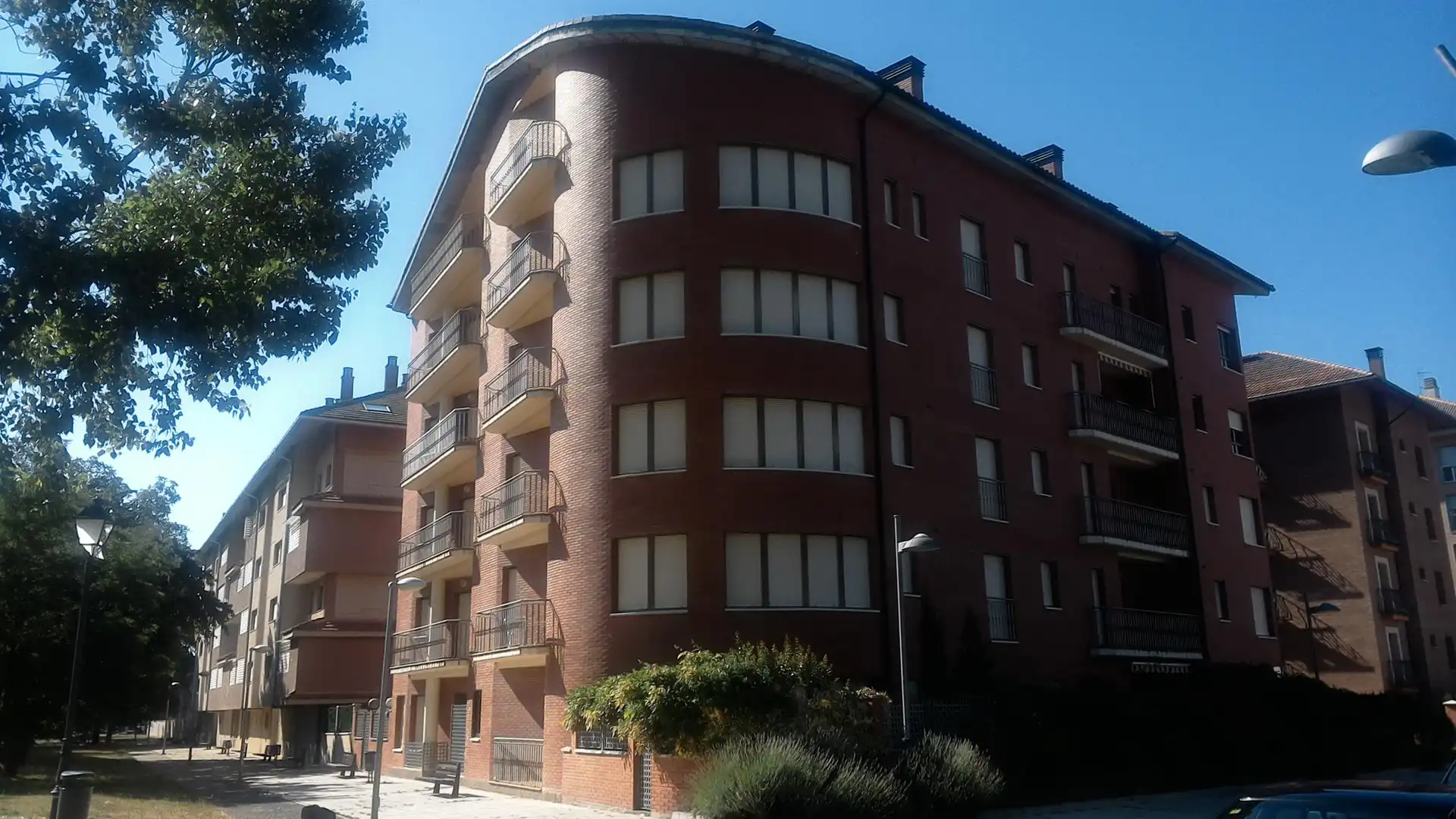 Außenansicht von Garage zum Verkauf in Jaca