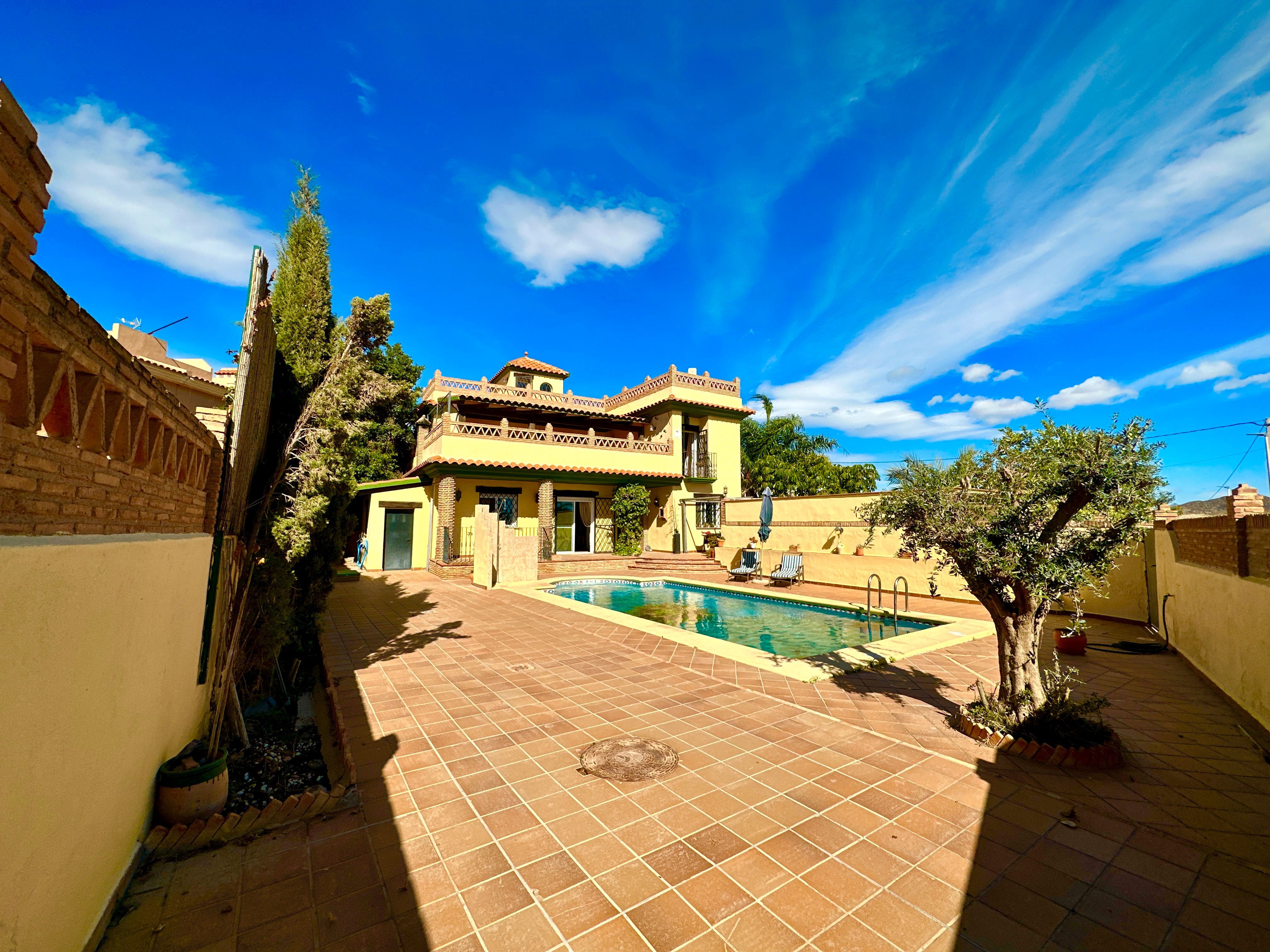 Vista exterior de Casa o xalet en venda en Cuevas del Almanzora amb Aire condicionat, Calefacció i Jardí privat