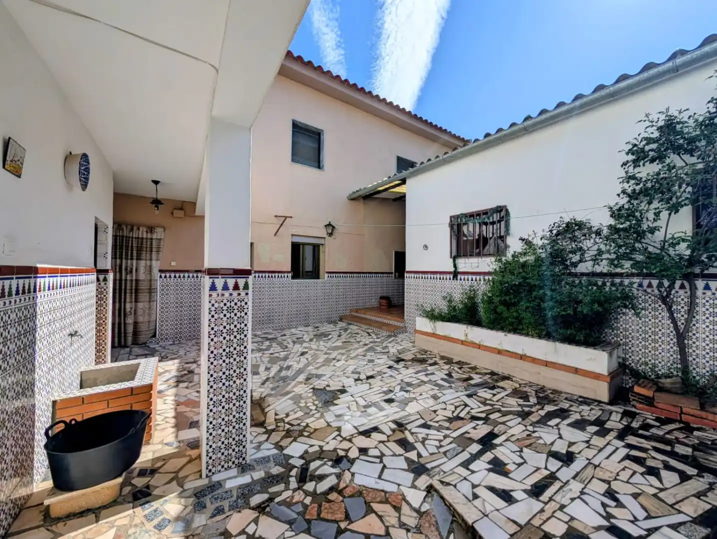 Vista exterior de Casa o xalet en venda en Loja amb Terrassa i Traster