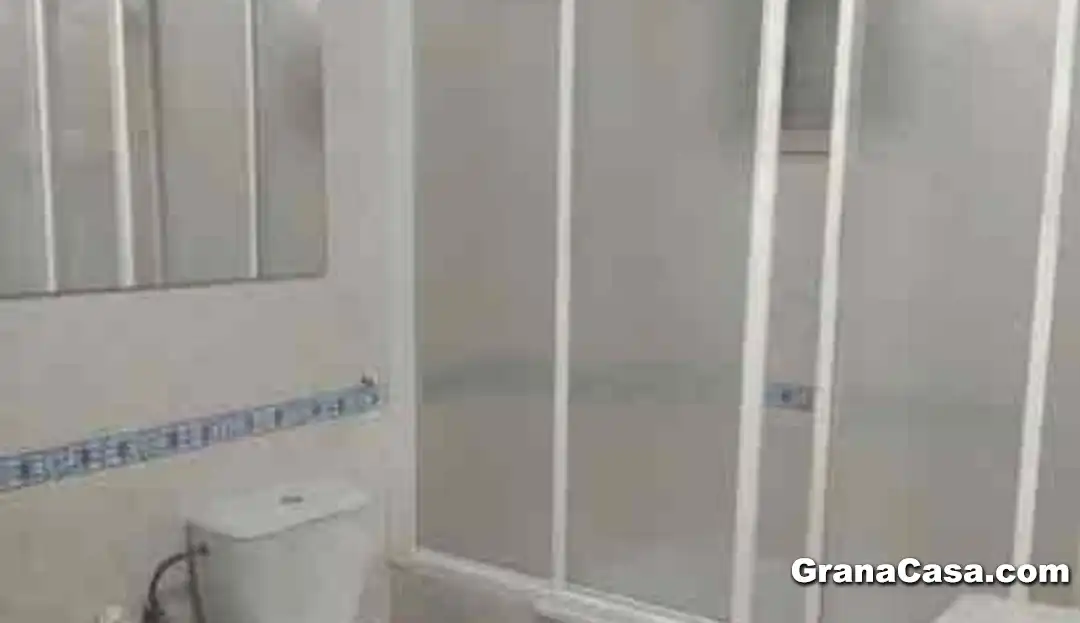 Bathroom of Flat for rent in Granada  with Air Conditioner, Heating and Terrace