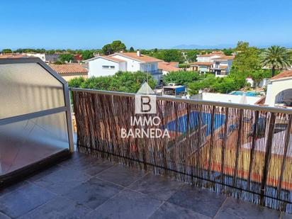 Vista exterior de Pis en venda en Empuriabrava amb Aire condicionat i Terrassa