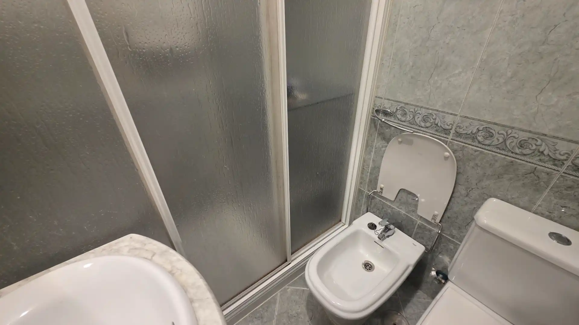 Bathroom of Flat for sale in Madrid  with Parquet flooring and Terrace