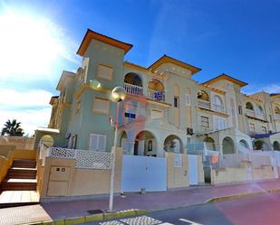 Vista exterior de Casa adosada en venda en Guardamar del Segura amb Aire condicionat, Jardí privat i Terrassa