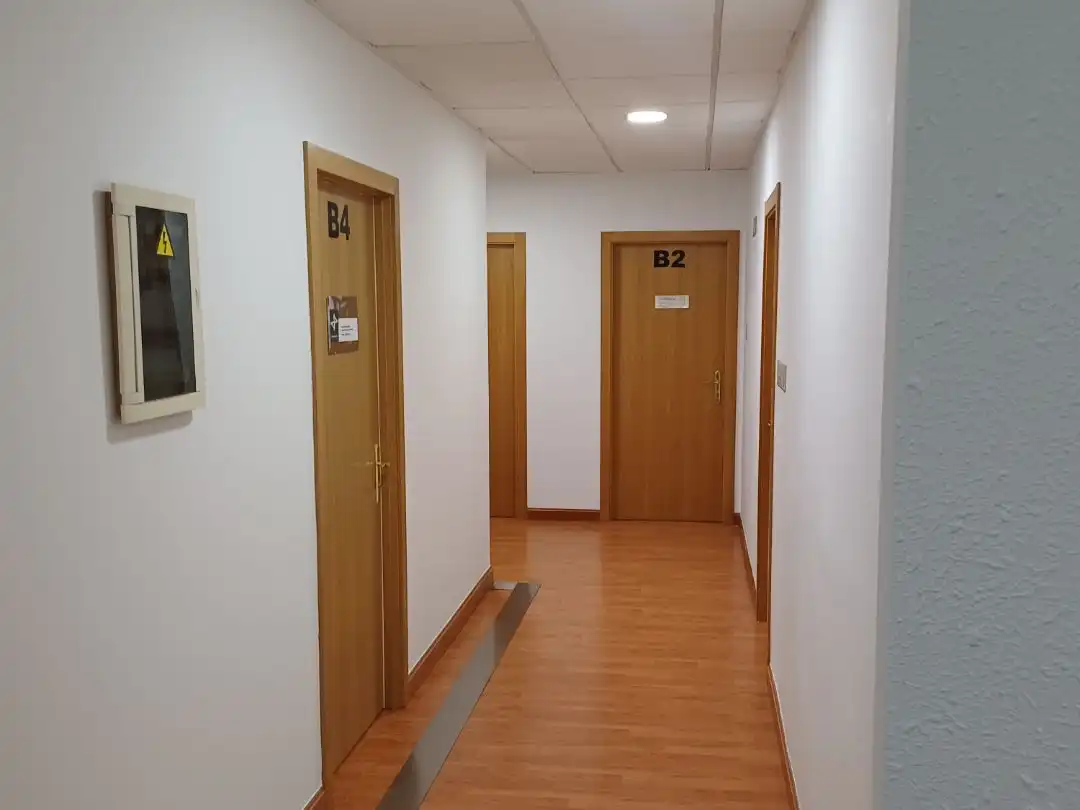 Büro zur Miete in Burgos mit Heizung, Internet und Alarm