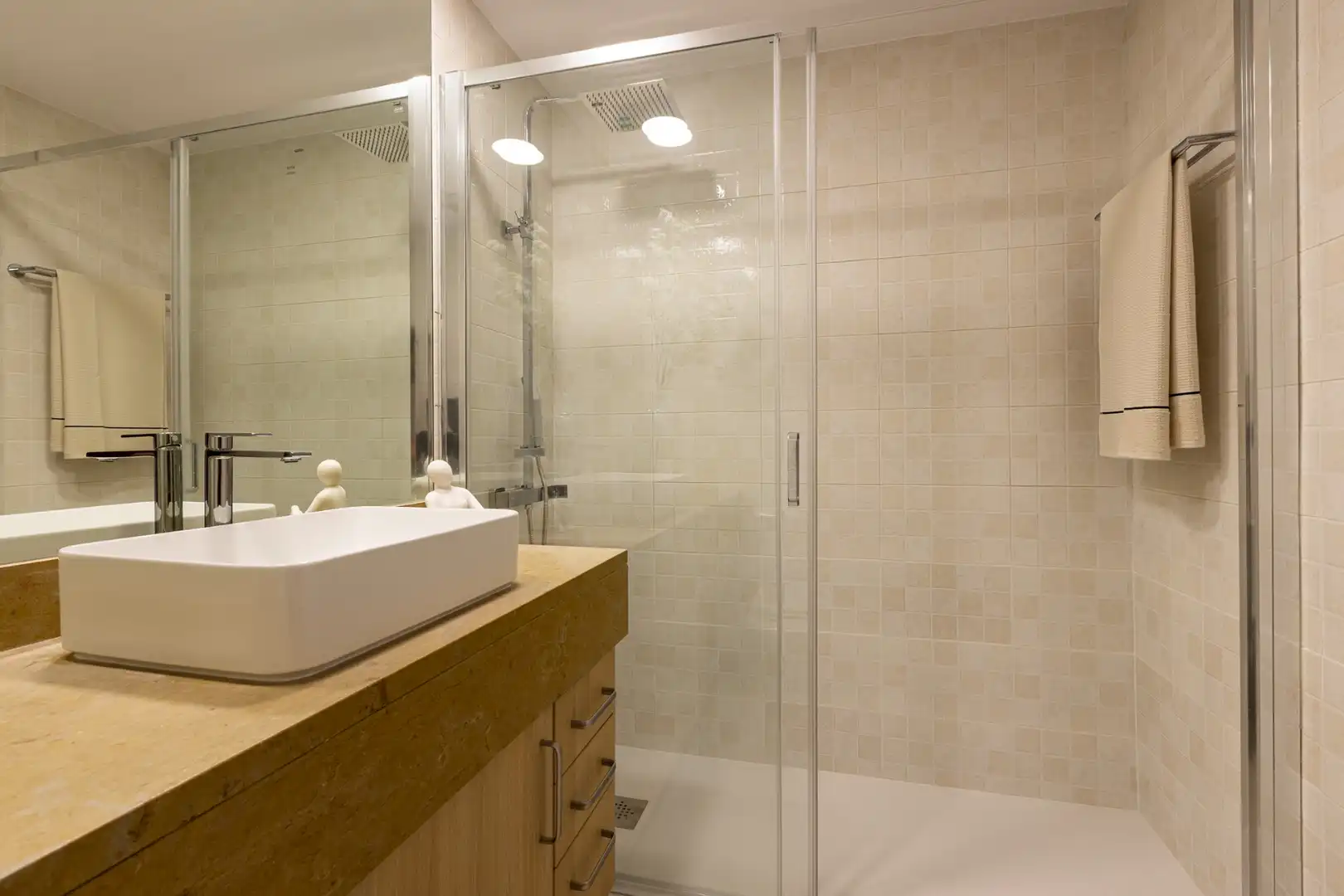 Badezimmer von Wohnung zum Verkauf in Badalona mit Klimaanlage, Heizung und Privatgarten