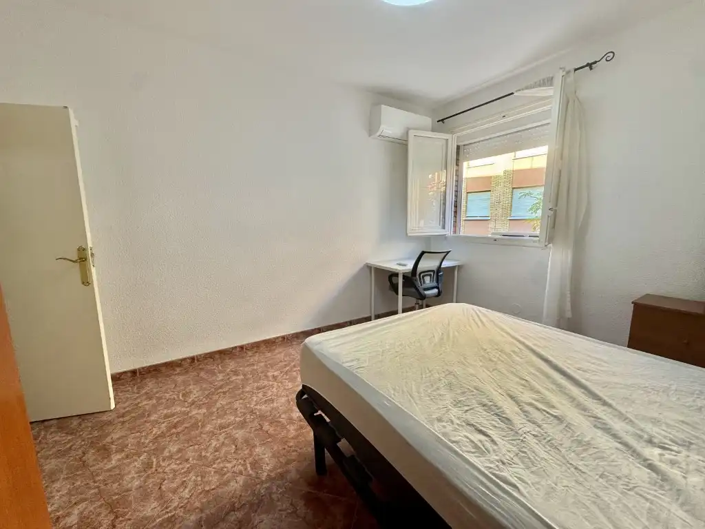 Bedroom of Flat for share in Córdoba